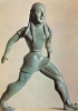 Le donne spartane avevano grande libertà rispetto alle altre donne greche: potevano dedicarsi anche alle attività sportive come gli uomini. Questa statuetta, che forse ornava il bordo di un vaso in bronzo, risale al 530 a.C. (Atene, Museo nazionale)