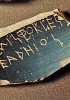 Su questo òstrakon è scritto il nome di un illustre personaggio dell’Atene del V secolo a.C. che fu effettivamente mandato in esilio: Temistocle. (Atene, Museo Archeologico Nazionale)