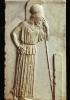 Atena, patrona della città di Atene, vestita di un peplo e con l’elmo, è appoggiata a una lancia e appare pensosa. Stele di marmo del 460 a.C. circa. (Atene, Museo dell’Acropoli)