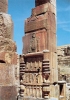 Il simbolo di Ahura Mazda, come uno spirito alato, su una porta del palazzo di Persépoli.