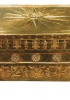 Sul coperchio l’orafo ha rappresentato il simbolo del regno macedone: la stella a sedici raggi. Sui lati sono applicate rosette a rilievo e decorazioni vegetali. Fine IV secolo a.C. (Salonicco, Museo archeologico)