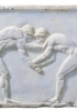 Giovani atleti che si allenano in tre prove del péntathlon: la lotta, il lancio del giavellotto (a destra) la corsa (a sinistra). (Atene, Museo aecheologico)