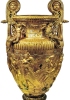 È uno straordinario manufatto in bronzo dorato, decorato con scene del culto di Dioniso. (Salonicco, Museo Archeologico - Foto G. Dagli Orti)
