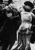 Una suffragetta inglese
tratta in arresto durante una
manifestazione. 
fotografia dell’epoca,
fine XIX-inizi XX secolo ca.)