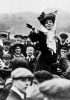 Emmeline Pankhurst (1858-1928)
durante un discorso, 1908