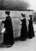 Suffragette inglesi impegnate nella
propaganda a favore del diritto
di voto per le donne