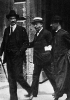 Don Luigi Sturzo (a destra) con
i deputati Alcide De Gasperi (a sinistra)
e Stefano Cavazzoni (al centro).
De Gasperi sostituì Sturzo alla
guida del Partito popolare nel 1923;
Cavazzoni, ministro nel 1922, fu tra
i deputati popolari a favore del regime.