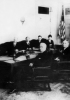 Roosevelt e i membri del suo
governo, tra i quali era Frances Perkins,
che fu la prima donna a entrare
nel governo americano e si impegnò
nel settore del Welfare State.