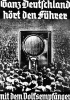 La didascalia afferma: «Tutta la Germania ascolta
il Führer con il Volksempfänger
(il ricevitore del popolo)».