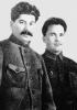 Stalin e Kirov insieme a Leningrado
(1926). Si pensi che tra i dirigenti
del Partito comunista, dei 139 membri
del comitato centrale eletto nel 1934,
98 furono accusati di essere spie
e fucilati; 1108 dei 1225 delegati
al congresso di quell’anno furono
arrestati e in gran maggioranza
finirono i loro giorni nei GULAG.