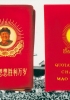 Le edizioni cinese e inglese
del Libretto rosso di Mao Zedong.
Ne furono vendute in tutto il mondo
5 miliardi di copie: il Libretto rosso
è il secondo best-seller in assoluto
dopo la Bibbia.