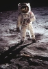 Buzz Aldrin cammina sulla
superficie lunare mentre Neil
Armstrong, che fu il primo uomo a
mettere piede sulla luna, scatta questa
foto. Il pilota del modulo di comando
che non sbarcò sul satellite era Michael
Collins. L’equipaggio dell’Apollo 11
lasciò sulla luna una targa con scritto:
«Qui, uomini dal pianeta Terra posero
piede sulla Luna per la prima volta,
Luglio 1969 DC. Siamo venuti in
pace, per tutta l’umanità». In totale
gli sbarchi sulla luna delle missioni
Apollo furono 6, fino al 1972.