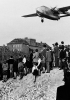 La popolazione guarda
gli arrivi americani durante
il blocco di Berlino.