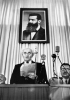 David Ben Gurion legge a Tel Aviv
la proclamazione dello Stato
di Israele il 14 maggio 1948. Alle
sue spalle il ritratto di Theodor Herzl,
foto di Robert Capa.