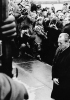 Willy Brandt rende omaggio
al monumento eretto a Varsavia
in memoria delle vittime dei nazisti.
È un’immagine particolarmente
suggestiva. Il viso del cancelliere
è contratto in una morsa di dolore
e il suo corpo inginocchiato sembra
portare sulle spalle l’enorme
peso della tragedia di cui è stato
responsabile il suo paese.