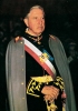 Dopo la sua destituzione nel 1988, Pinochet che rimase capo delle forze armate, divenne senatore a vita, ottenendo
l’immunità per i crimini commessi durante la dittatura. Ricercato dai tribunali di vari paesi, fu arrestato nel 1998 in Gran Bretagna, dove rimase agli arresti domiciliari fino al 2000, quando venne rilasciato per motivi di salute.  
Alla sua morte (dicembre 2006), il primo ministro socialista
Michelle Bachelet, prima donna presidente del Cile, che aveva perso il padre a seguito delle torture subite nelle carceri di Pinochet, mentre ella stessa era stata, insieme alla madre, imprigionata e torturata, ha negato i funerali di Stato al dittatore.
