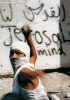 Intifada: un ragazzo palestinese scaglia una pietra.