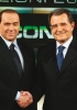 Silvio Berlusconi a sinistra mentre
stringe la mano a Romano Prodi prima
del confronto televisivo del 14 marzo
2006.