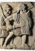 Due legionari in battaglia: il primo si protegge la spalla con lo scudo e ha la spada sguainata in posizione orizzontale. Rilievo ritrovato a Mainz, in Germania. (Foto IGDA)