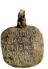Collare in bronzo portato dagli schiavi in età imperiale, che invitava a riportare al padrone l’eventuale fuggitivo. (Roma, Museo Nazionale Romano)