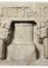 Sella curulis raffigurata su un rilievo funebre. Si trattava di uno sgabello usato da senatori e magistrati nelle occasioni ufficiali; sotto la sella era posto un contenitore per documenti. (Roma, Museo nazionale romano)