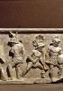 Combattimento di gladiatori nel fregio del monumento di Lusius Storax, I secolo d.C. I gladiatori combattono a coppie, e alcuni hanno concluso il loro scontro. (Chieti, Museo Archeologico della Civitella)