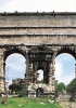 L’acquedotto Claudio, il più spettacolare fra gli acquedotti laziali, fu costruito fra il 38 e il 52 d.C. ed era lungo circa 70 kilometri. Due archi dell’acquedotto, sopra la via Prenestina e la via Labicana, furono resi monumentali e sono noti oggi come Porta Maggiore.  (Foto Scala)