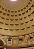 L’interno del Pantheon è una grande sala circolare; la cupola, di 45 metri di diametro, fu costruita in calcestruzzo, una miscela di pietrisco e malta ricavata da roccia vulcanica, che i Romani inventarono e utilizzarono largamente nelle loro costruzioni. L’effetto «a cassettoni» fu ottenuto con forme di legno inserite nel calcestruzzo e successivamente rimosse. (Foto L. Marisaldi)