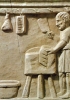 Un macellaio del II secolo d.C. in un rilievo di Ostia. La plebe si occupava delle attività più diverse, fra cui il commercio. Roma, (Museo della civiltà romana)