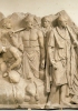 Un particolare di un rilievo proveniente dal foro di Traiano del 120 d.C. circa. L’aruspice legge il futuro nelle viscere di un bovino sacrificale. (Parigi Louvre - Foto Lewandoski/Alinari)