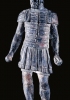 Il legionario è raffigurato in un bronzetto del II secolo d.C. In età imperiale il mestiere delle armi divenne progressivamente una professione; nelle epoche precedenti erano i contadini romani a combattere nell’esercito. (Londra, British Museum)