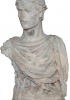 Busto di Federico II, metà del XIII secolo. Altezza 116 cm. Barletta, Museo Civico. Federico indossa la clamide fermata sulla spalla destra da una fibula e il capo è cinto da una corona d’alloro.