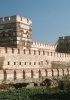 Le mura, fatte innalzare da Teodosio, si estendevano dalla Propontide (Mar di Marmara) fino al Corno d'Oro.