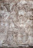 Dal Palazzo reale di Ninive: Assurbanipal (a sinistra) con i vestiti rituali e la mazza che simboleggia il suo potere. British Museum, Londra.