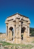 Fu costruito fra il 205 e il 209 d.C., a Leptis Magna, sua città natale. L’arco ha una struttura quadrata perché si trovava all’incrocio fra le vie principali della città, il cardo e il decumano maggiore. (Foto De Luca)