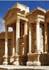 La scena del teatro di Palmira (oggi in Siria), particolarmente ben conservata, è testimonianza di uno dei più bei teatri dell’Antichità, costruito nel II secolo d.C.