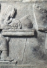 Un funzionario si occupa di conteggiare le monete seduto dietro a un tavolino mentre l’altro controlla le liste sui registri. II secolo. (Belgrado, Museo nazionale)