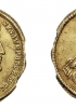 L’imperatore è raffigurato con il diadema. I tratti somatici ricordano da vicino i ritratti delle Statue dell’imperatore. (Roma, Museo Nazionale Romano)