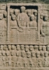 L’imperatore è raffigurato con i suoi dignitari sulla tribuna dell’ippodromo. Secondo la simbologia tradizionale, ai suoi piedi s’inchinano le popolazioni vinte.