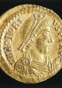 Onorio è ritratto in una moneta aurea coniata a Ravenna negli ultimi anni del suo regno. La corona gemmata che porta è un attributo imperiale introdotto da Costantino. Nei ritratti degli imperatori l’espressività è spesso ridotta e concentrata unicamente nei grandi occhi spalancati.
