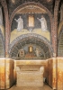 Il mausoleo, la cui costruzione, a Ravenna, risale alla metà del V secolo, è decorato interamente da mosaici con soggetti religiosi, mentre all’esterno l’architettura è semplicissima. È un monumento che riflette ancora il gusto ellenistico degli artigiani di formazione classica. (Foto Scala)