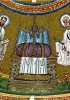 Pietro e Paolo, ai lati del trono con la croce, in un particolare dei mosaici che decorano il battistero degli ariani costruito, a Ravenna, nel V secolo quando l’arianesimo era la religione ufficiale della corte. (Foto Scala)
