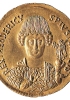 Teodorico solleva il globo su cui si erge una piccola vittoria alata. Medaglione aureo dell’inizio del VI secolo. (Roma, Museo nazionale romano)