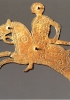 Un cavaliere longobardo armato di spada. Placchetta di bronzo dorato, parte ornamentale di uno scudo da parata appartenuto a un membro dell’aristocrazia longobarda. (Berna, Historisches Museum)