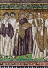 L’imperatore Giustiniano con il suo seguito nel mosaico del presbiterio della basilica di San Vitale a Ravenna, metà del VI secolo. Al suo fianco il vescovo Massimiano. (Foto Scala)