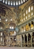 Interno della basilica di Santa Sofia a Costantinopoli. Dopo la caduta di Costantinopoli nel 1453 per mano degli Ottomani la chiesa fu trasformata in moschea; oggi è un museo.