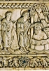 Il battesimo di Clodoveo, raffigurato su una tavoletta di avorio del IX secolo. A destra, la figura con la corona è la moglie di Clodoveo, la regina Clotilde. (Amiens, Musée de Picardie)