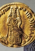Abd al-Malik impugna la spada dell’Islam su una delle numerose monete fatte coniare dagli amministratori arabi nei paesi conquistati
