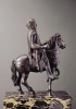 Ritratto equestre di Carlo Magno in bronzo e dorature. Lo stile della statuetta si rifà fortemente alla scultura classica e in particolare alle statue equestri romane. (Parigi, Louvre)