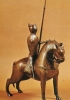 Il cavaliere è protetto da uno scudo e da un elmo e armato di lancia. L’acquamanile era una brocca usata per lavare le mani agli ospiti. (Parigi, Museo di Cluny)